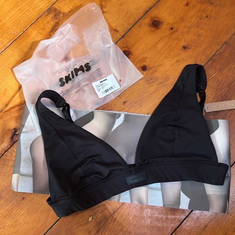 BNWT SKIMS MEDIUM PLUNGE BIKINI TOP